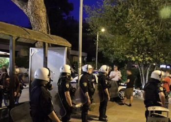 Οι πλατείες θα μείνουν ανοιχτές, ελεύθερες και προσβάσιμες σε όλους/ες