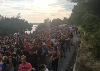 Δεν πα να μας χτυπάν