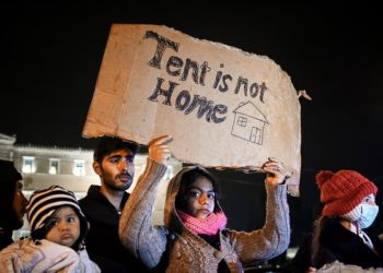 Η κυβέρνηση πετάει στο δρόμο χιλιάδες πρόσφυγες