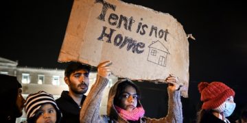 Η κυβέρνηση πετάει στο δρόμο χιλιάδες πρόσφυγες