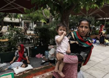 Συλλογή ειδών πρώτης ανάγκης για τους πρόσφυγες της Πλατείας Βικτωρίας.