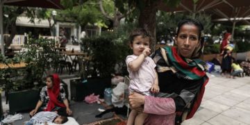 Συλλογή ειδών πρώτης ανάγκης για τους πρόσφυγες της Πλατείας Βικτωρίας.