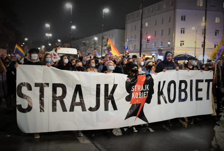 Η σχεδόν καθολική απαγόρευση των εκτρώσεων δε φέρνει λιγότερες εκτρώσεις, φέρνει επικίνδυνες και παράνομες εκτρώσεις και μεγαλύτερη εκμετάλλευση των γυναικών!