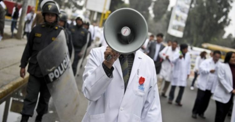 Όσο οι υγειονομικοί δίνουν τη μάχη, το Υπουργείο επιλέγει την μικροπολιτική!