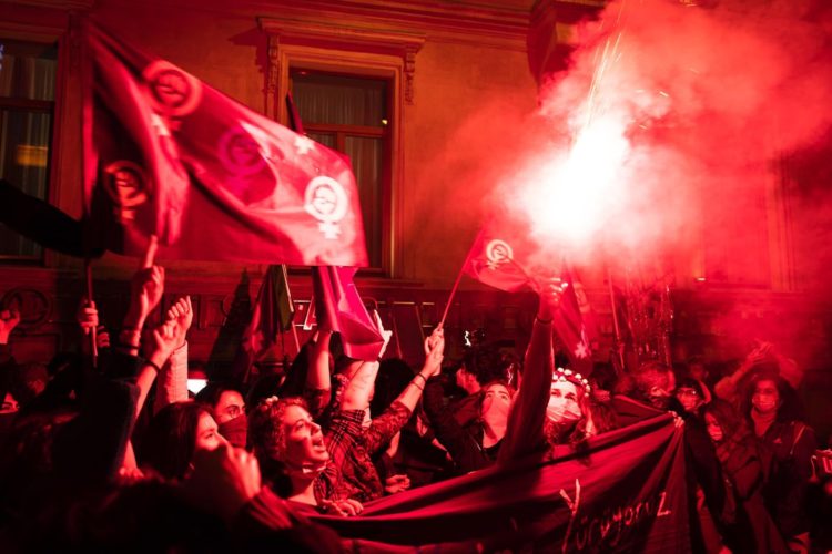 Mücadelemiz, şarkı söyleyebilmek için- Γι΄ αυτό αγωνιζόμαστε, για να μπορούμε να τραγουδάμε