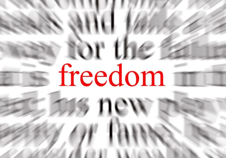 Η Ελευθερία της Έκφρασης και του Συναθροίζεσθαι βάλλεται.